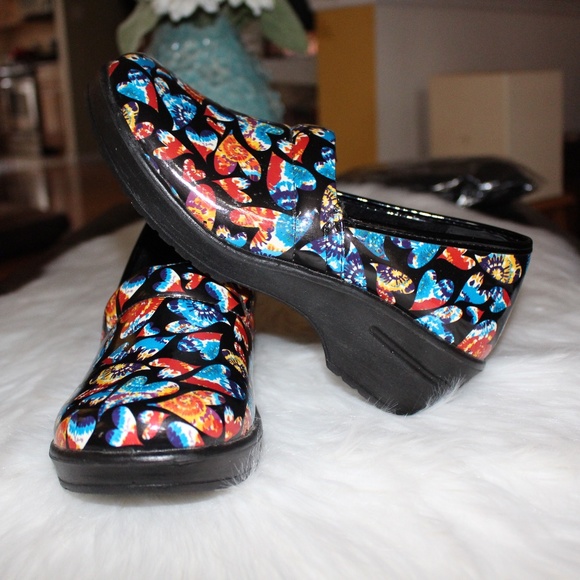 Easy Street, Laurie slip resistant Tie Dye Hearts shoes   9 clogs - Picture 1 of 9